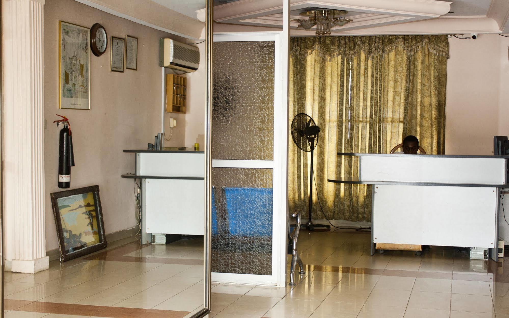 East Legon Guest Lodge Madina ภายนอก รูปภาพ