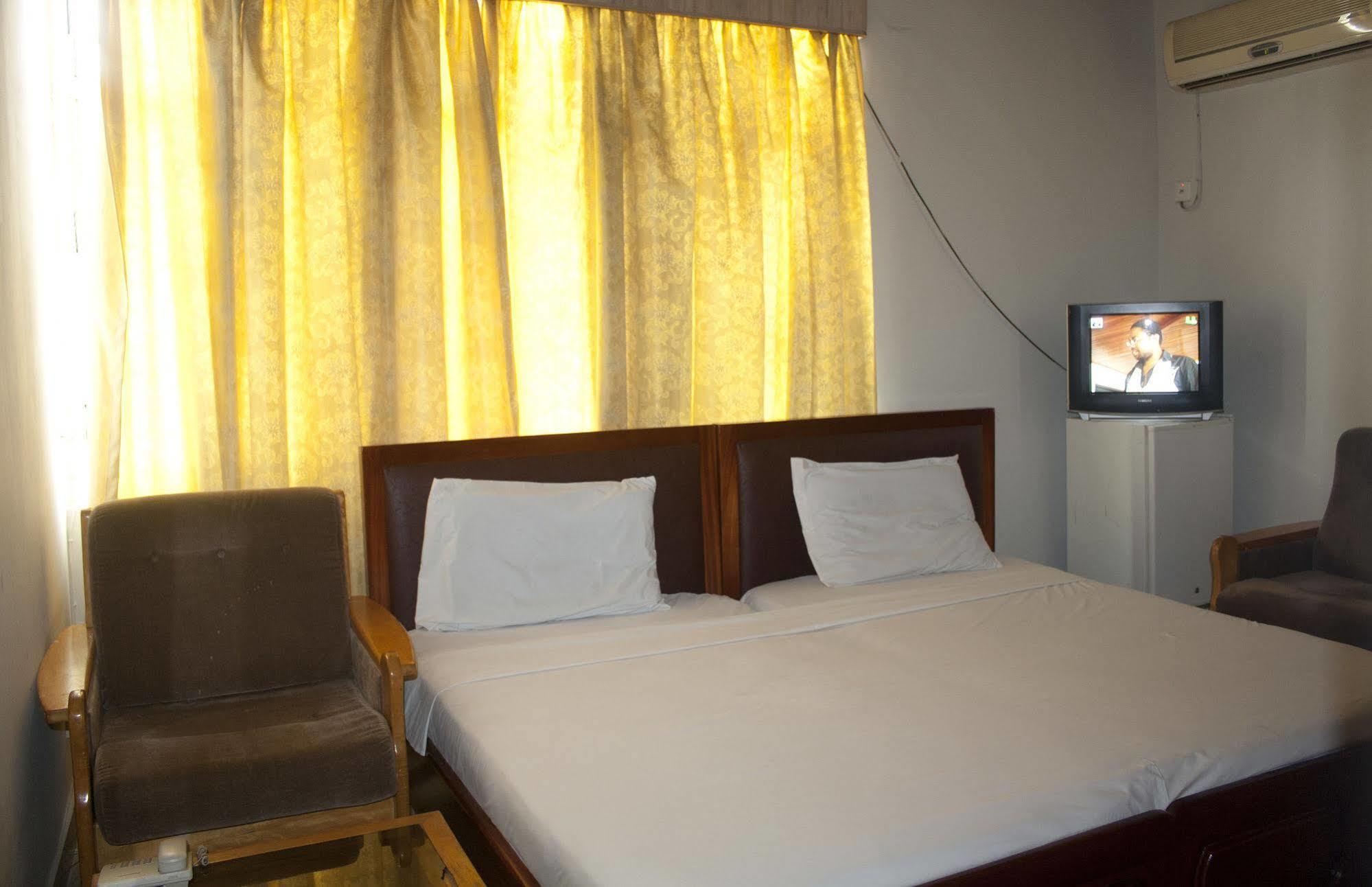 East Legon Guest Lodge Madina ภายนอก รูปภาพ
