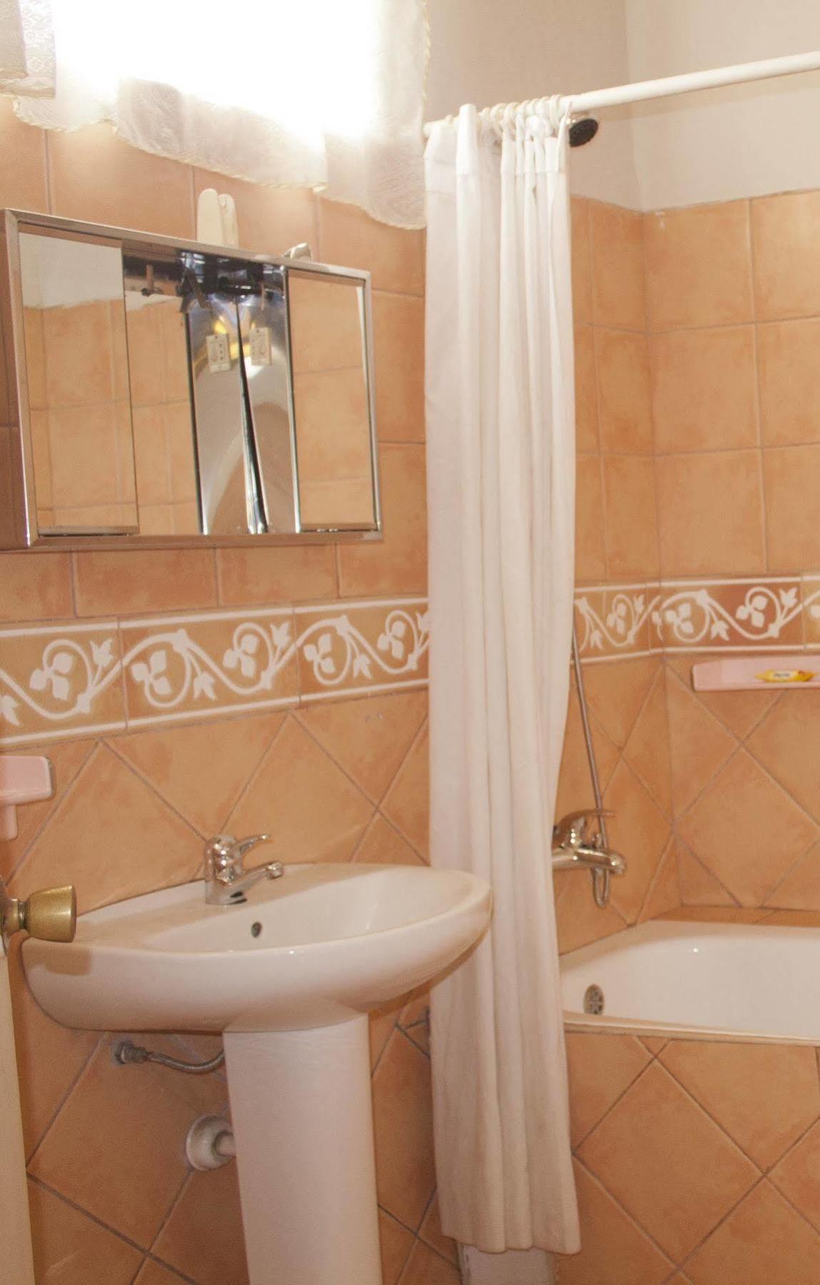 East Legon Guest Lodge Madina ภายนอก รูปภาพ