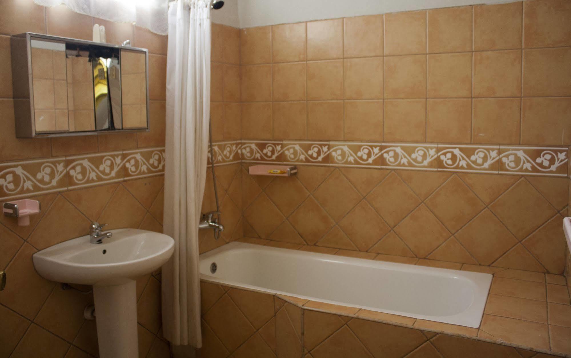 East Legon Guest Lodge Madina ภายนอก รูปภาพ