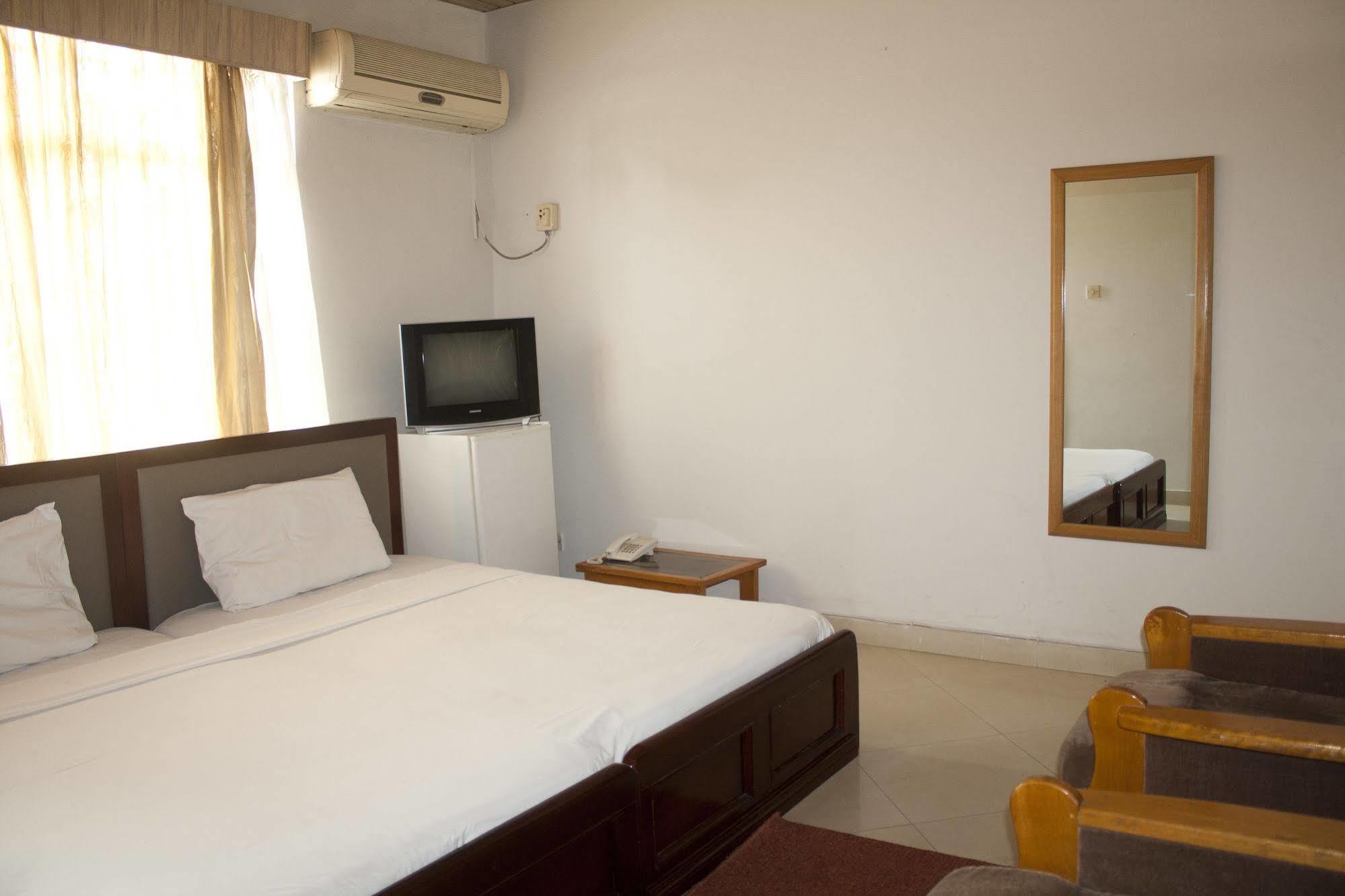 East Legon Guest Lodge Madina ภายนอก รูปภาพ