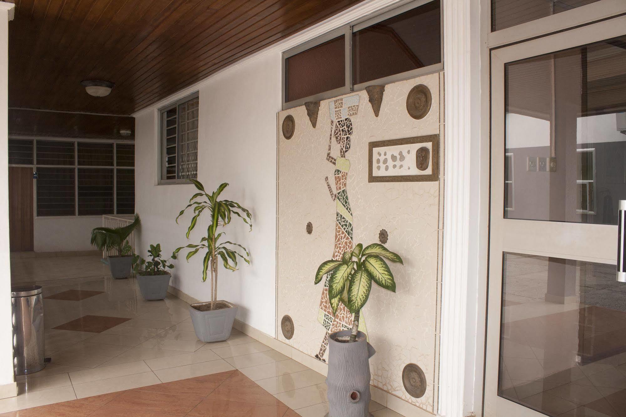 East Legon Guest Lodge Madina ภายนอก รูปภาพ